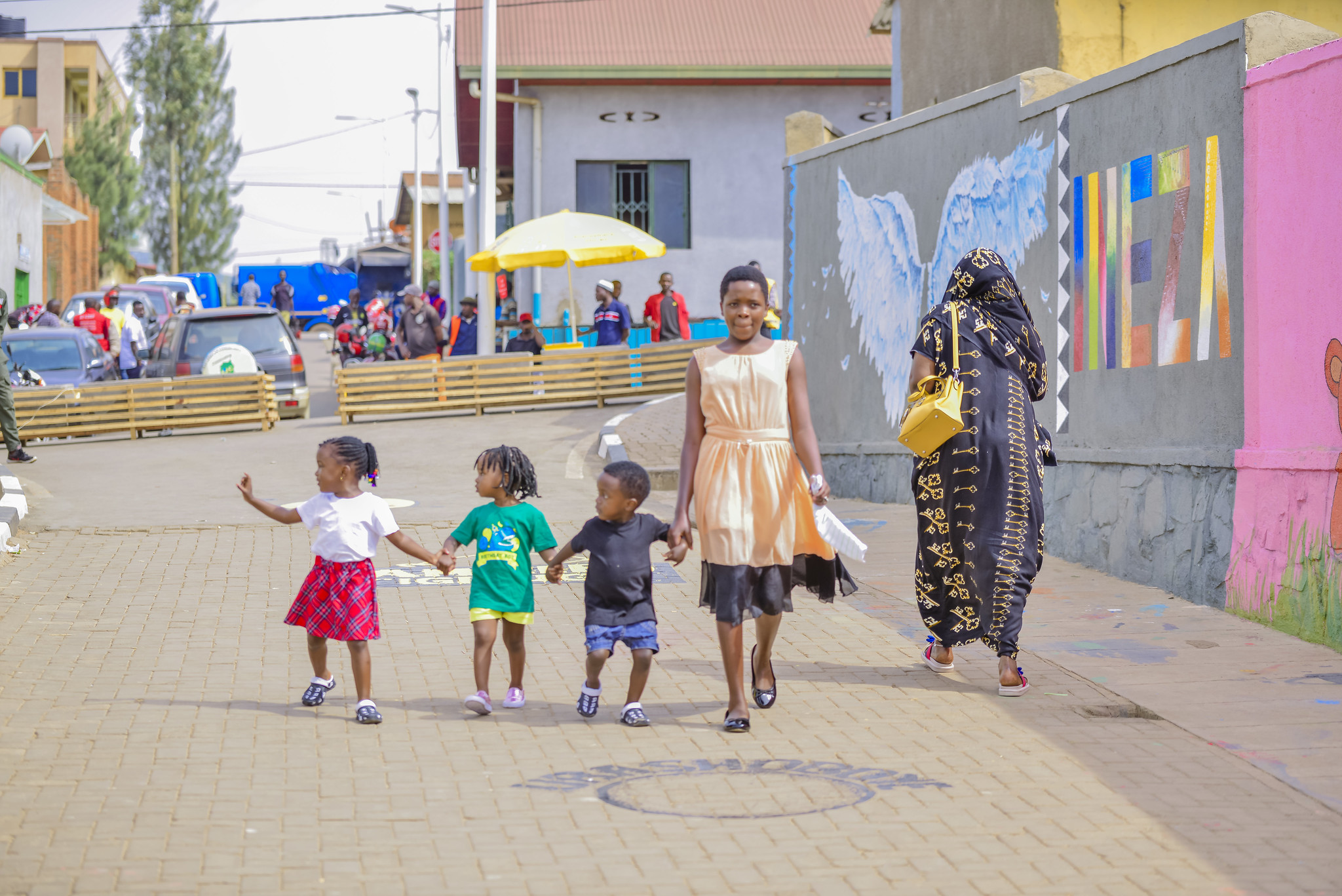 Niña y niños caminando por una calle peatonal en Kigali, Ruanda
