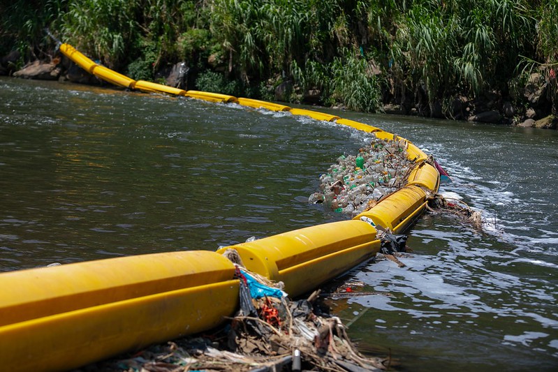 La barrera de plástico a través del río Virilla.
