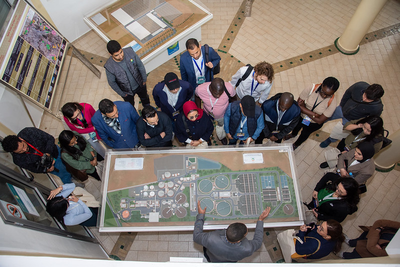 una toma aérea de los participantes en la academia de la ciudad de marrakech viendo un diorama de la ciudad