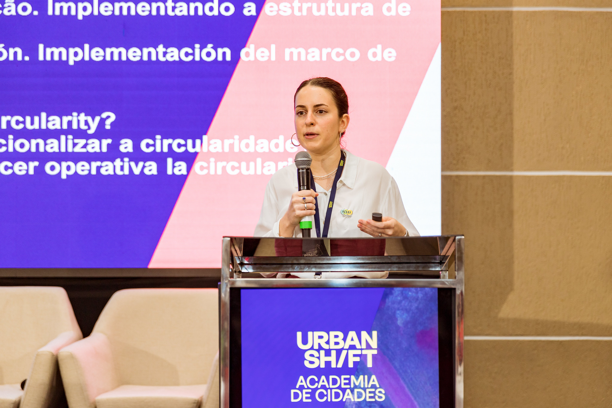 maria alonso martinez de ICLEI presentando durante el Foro