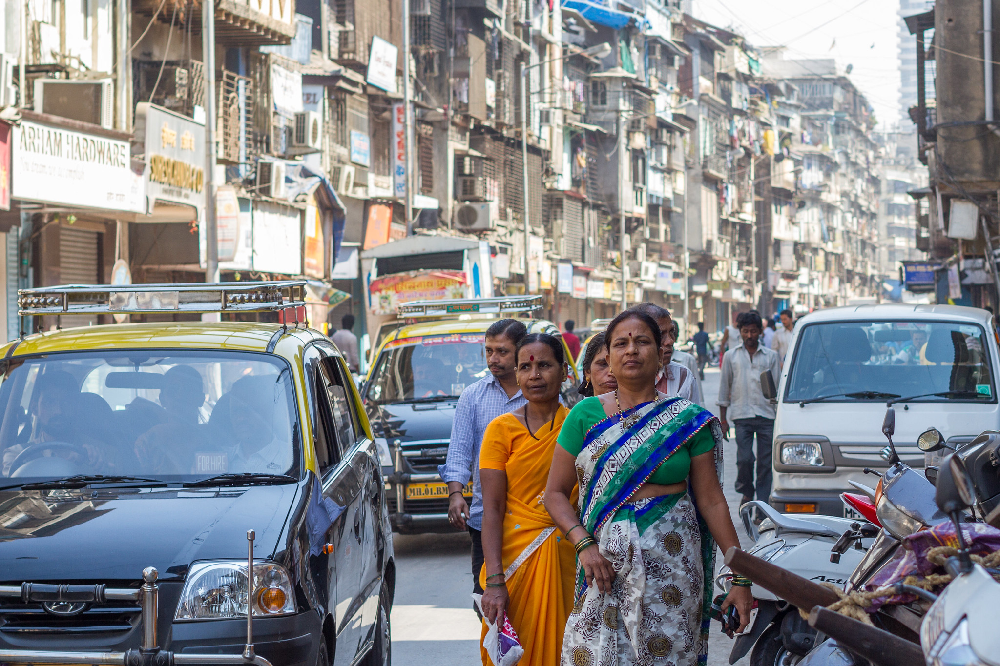 Mujeres caminando por una concurrida calle de la India