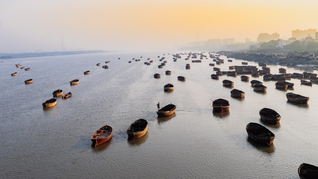 Barcos en el río Tapi, Surat, India