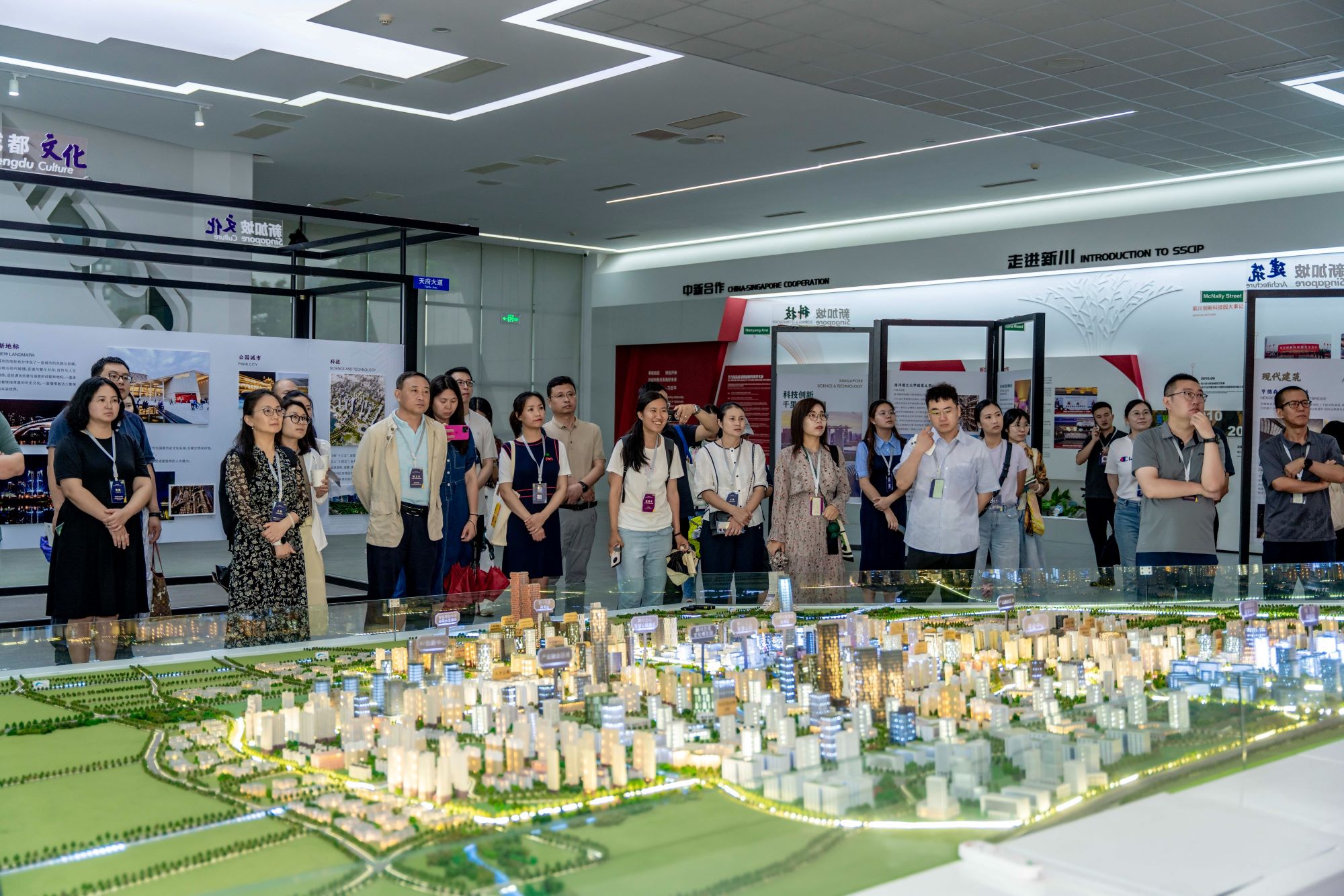 Participantes durante la visita a la Academia UrbanShift China.