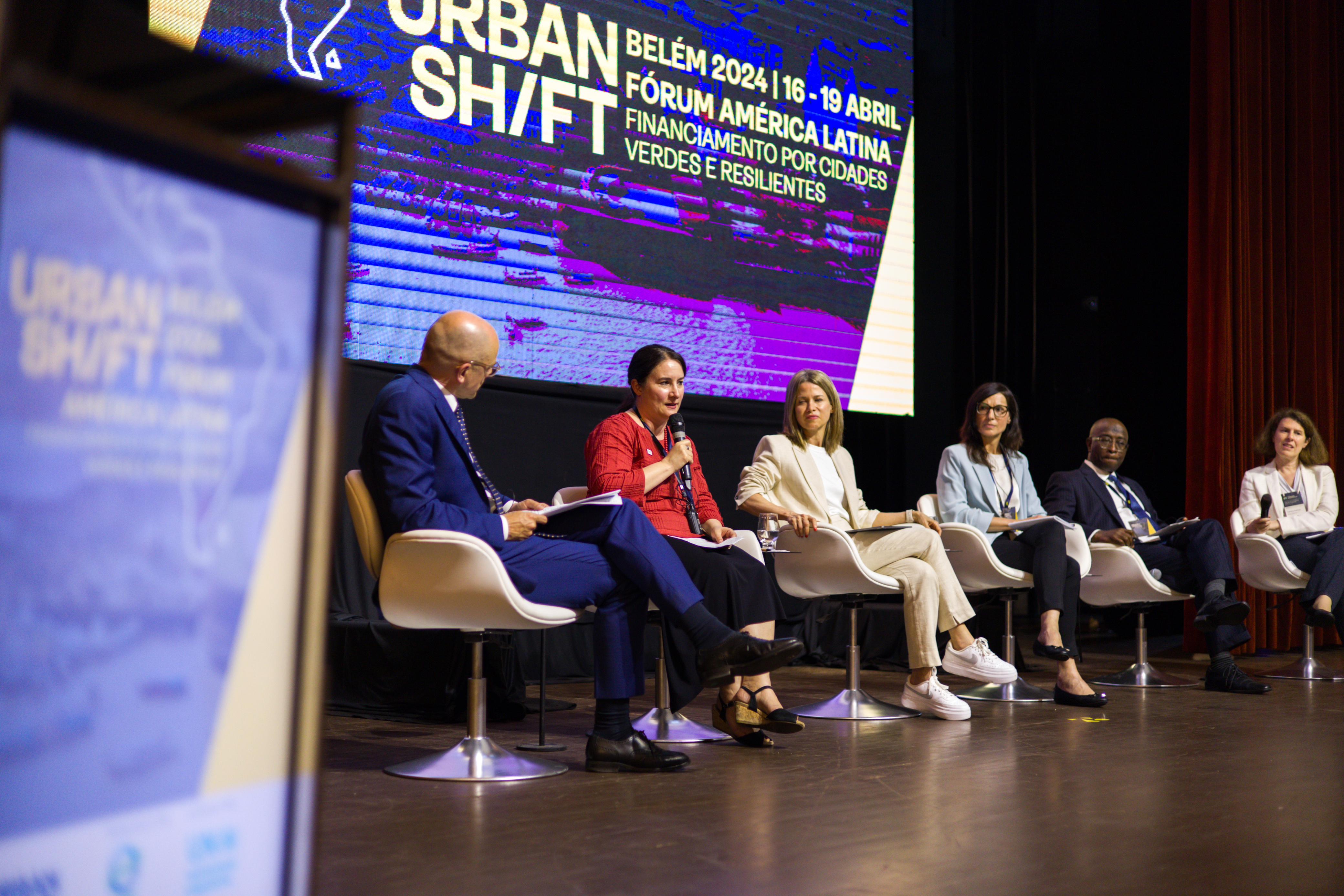 mesa redonda durante el foro urbanshift