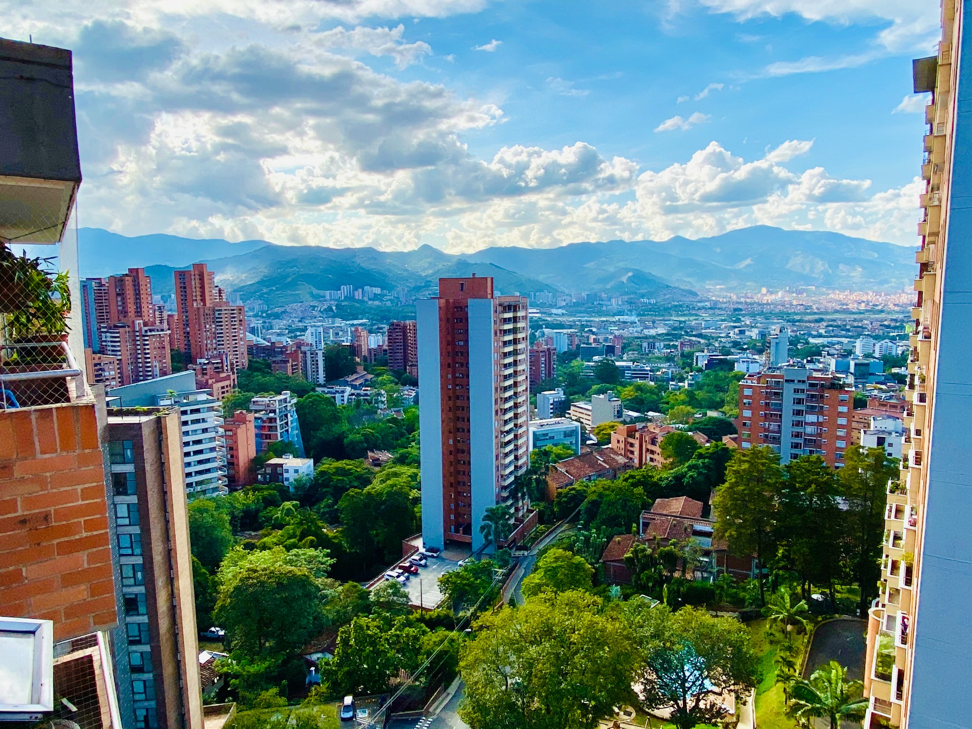 una calle verde en Medellín