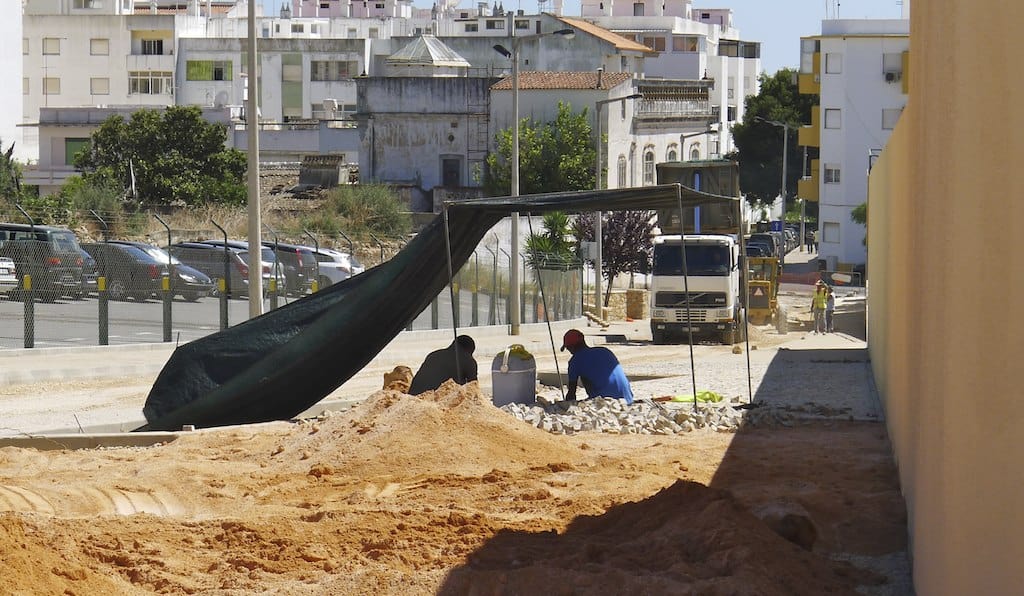 trabajadores al aire libre en una obra de la ciudad