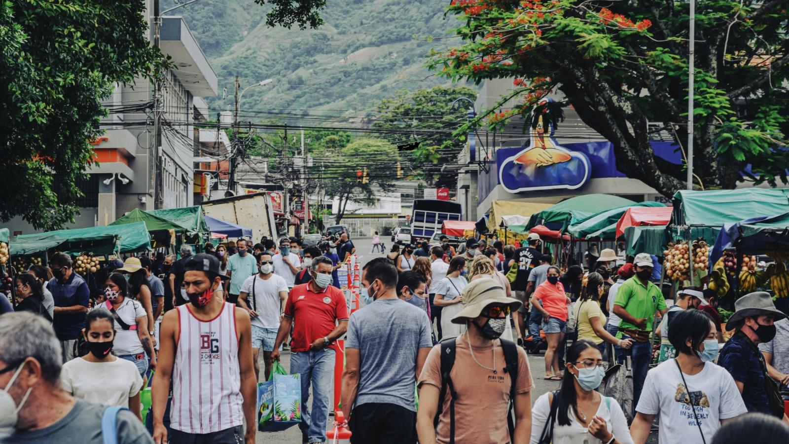 Costa Rica - Gente caminando por una calle arbolada