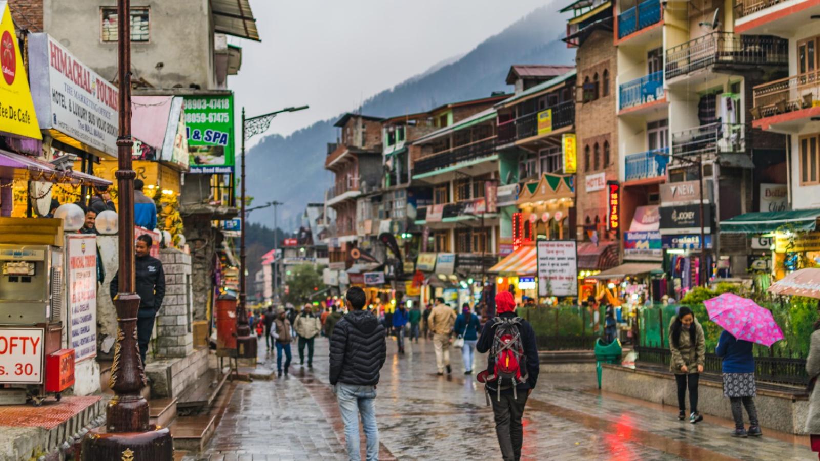 Peatones caminando por una acera en una ciudad de la India