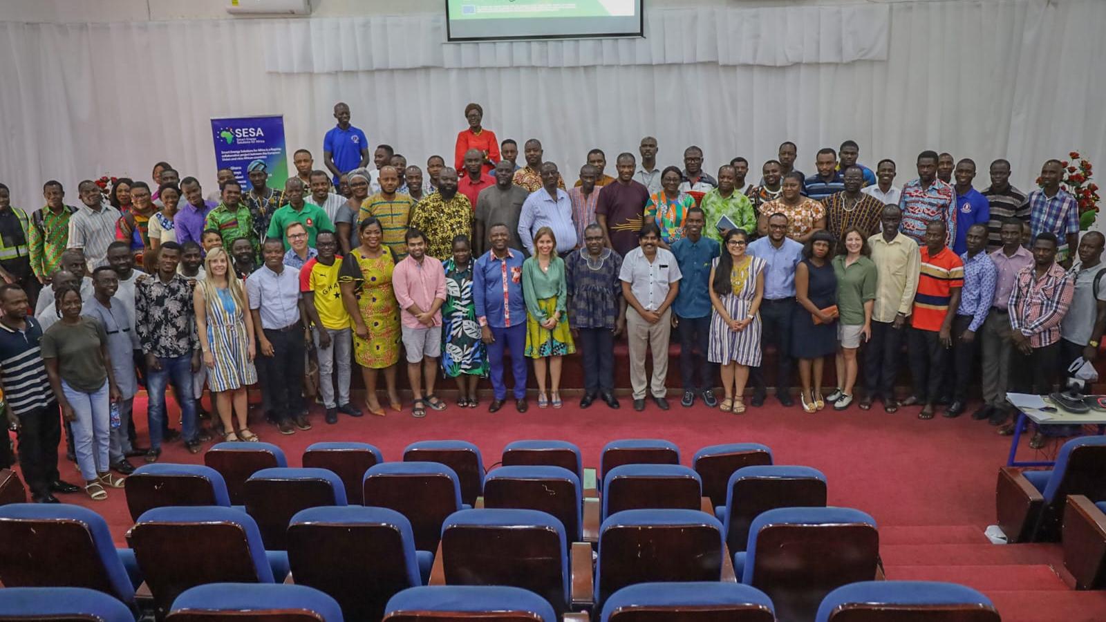 una foto de grupo de los participantes en el intercambio entre iguales en Ghana