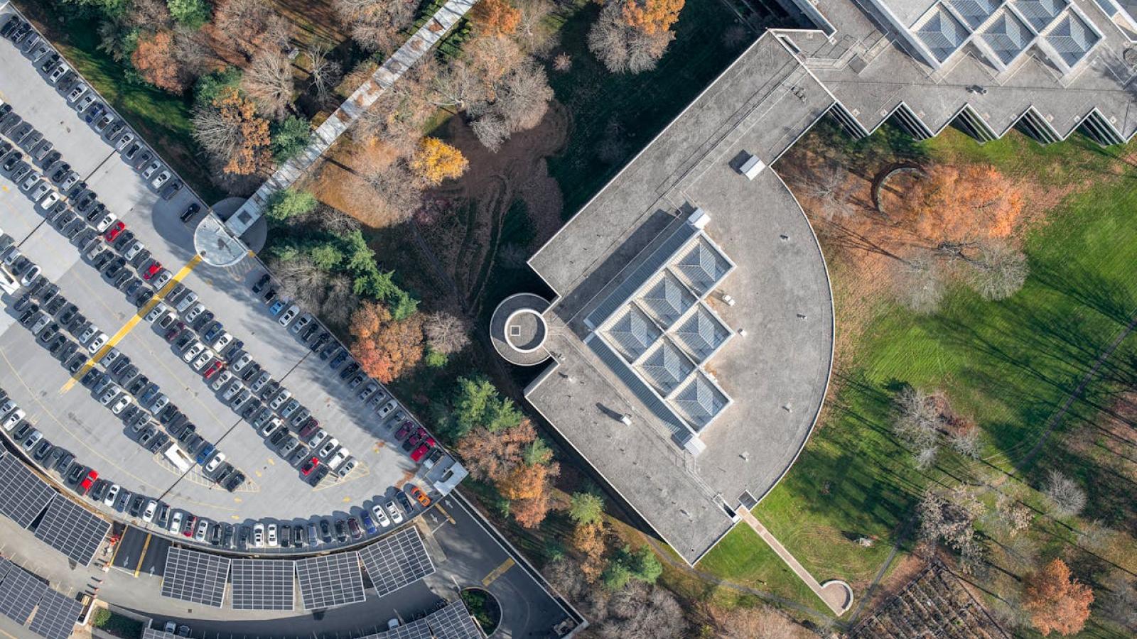 paneles solares en una ciudad