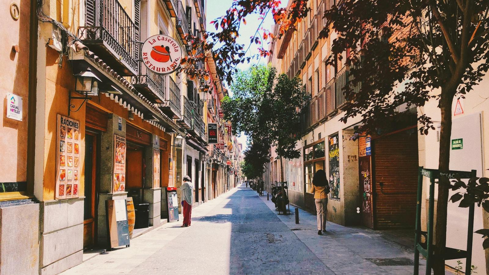 una calle sin coches en madrid