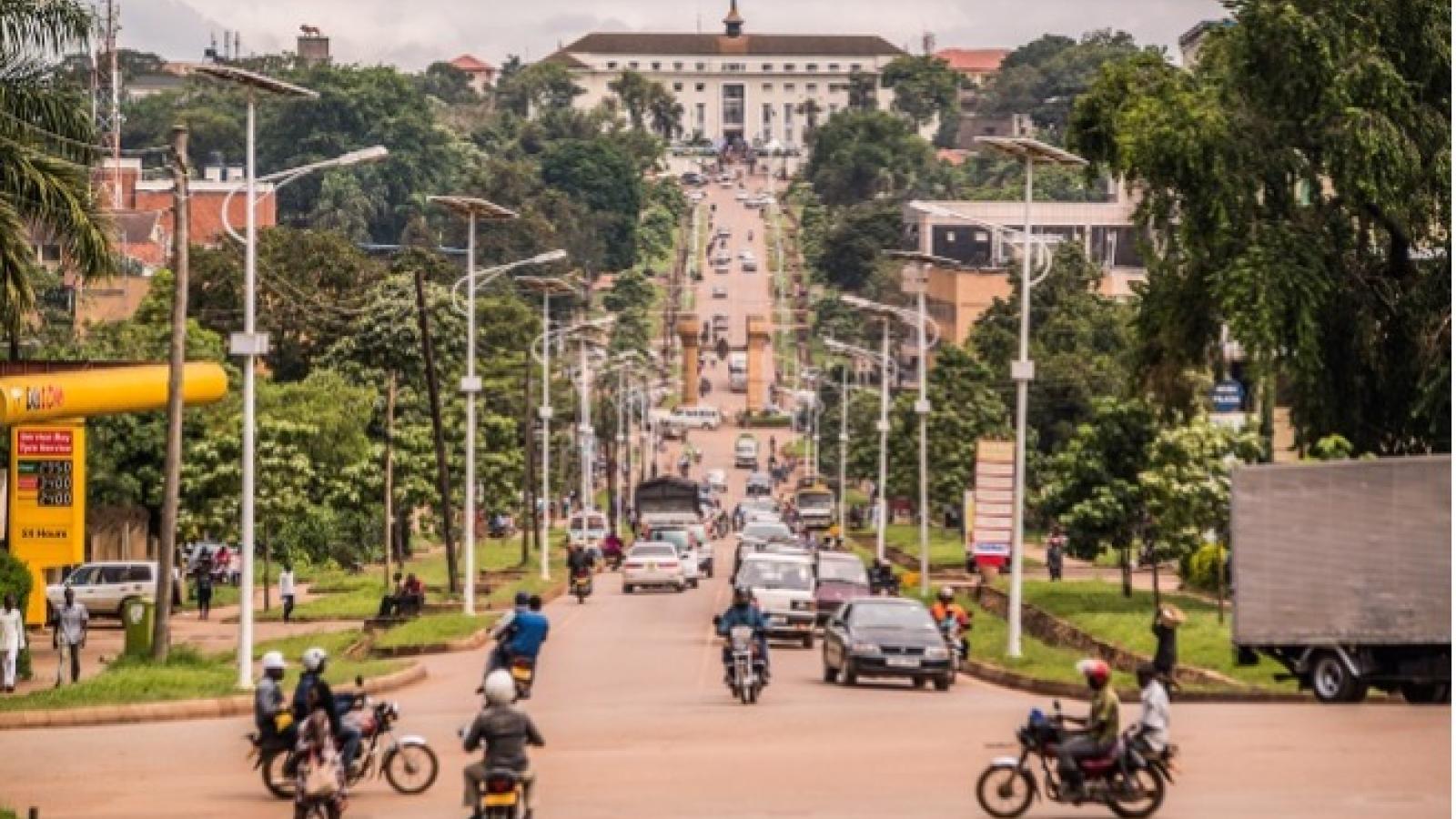 vista de una concurrida calle de uganda