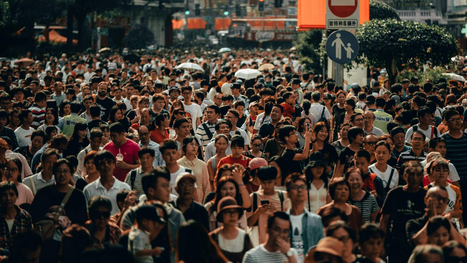 una calle concurrida de la ciudad