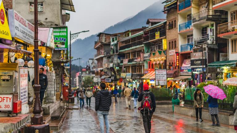 Peatones caminando por una acera en una ciudad de la India