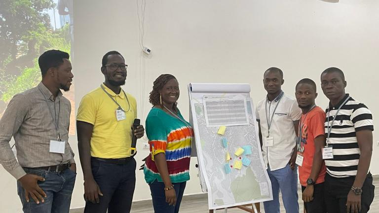 Participantes presentando durante el Freetown Lab