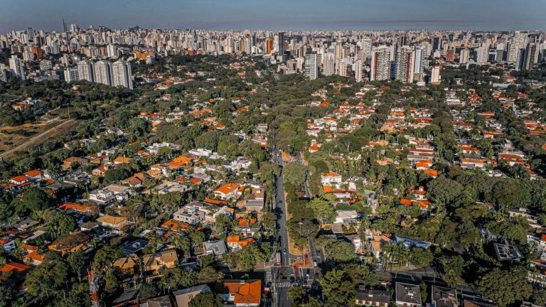 Ciudad verde y boscosa en Brasil