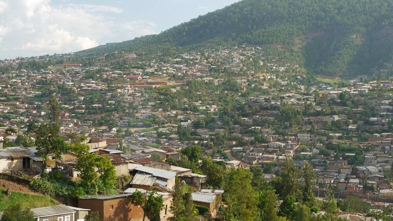 Un suburbio de Kigali con el monte Kigali al fondo
