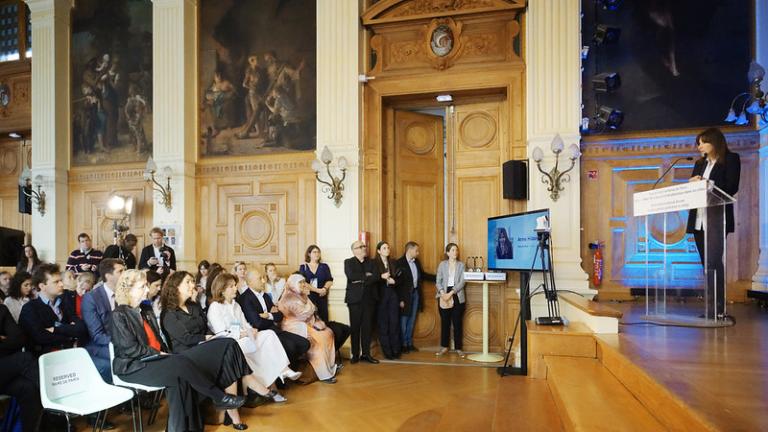 La alcaldesa de París, Anne Hidalgo, se dirige a los asistentes al Foro Internacional de París para acabar con la contaminación por plásticos en las ciudades