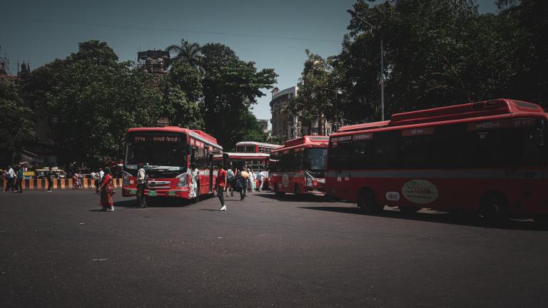 Una imagen de autobuses eléctricos en Bombay.