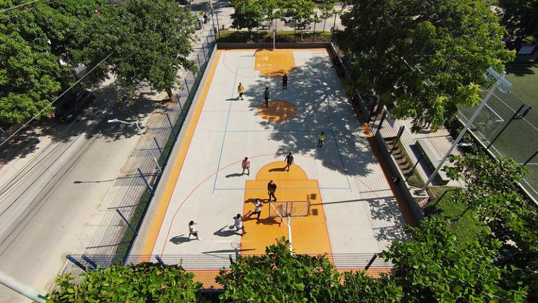 Vista aérea de una cancha de baloncesto rodeada de árboles en Barranquilla, Colombia.