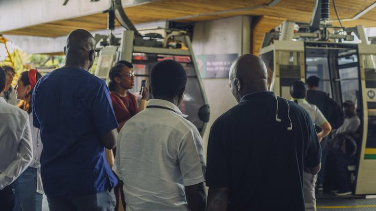 representantes de sierra leona visitan la red de teleféricos de medellín