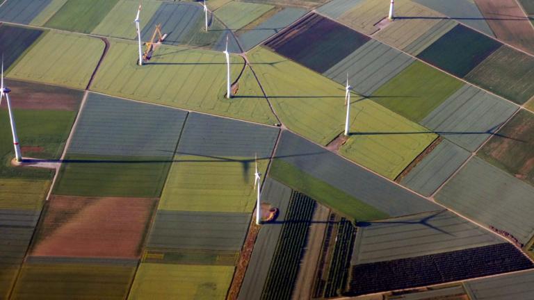 Vista aérea de una granja con aerogeneradores