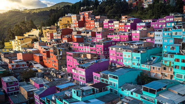 Vista de una densa ciudad en la ladera de una colina al atardecer