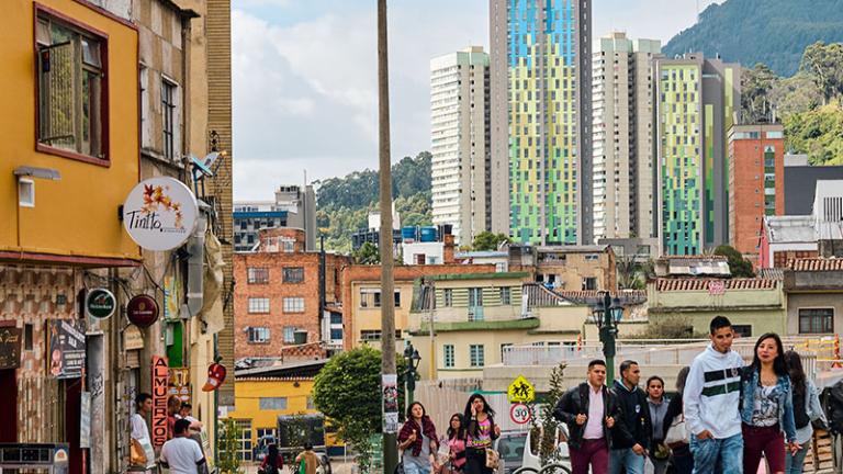 una escena callejera abarrotada en una ciudad