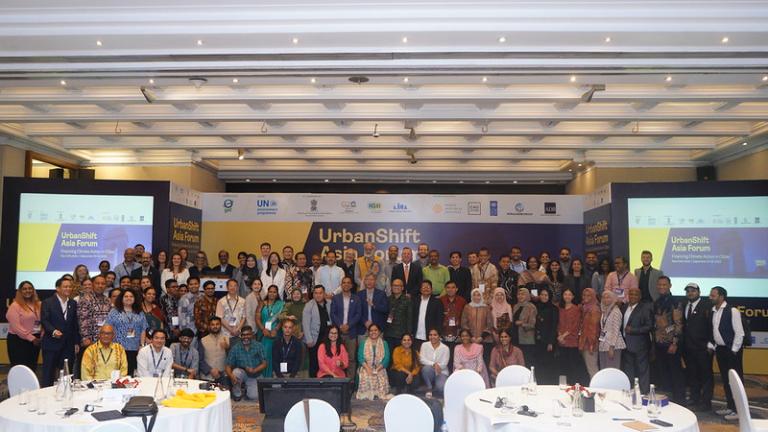 Los participantes en el Foro UrbanShift Asia se reúnen para una foto de grupo