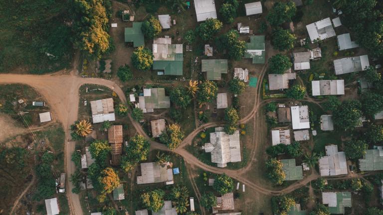 una vista aérea de una ciudad verde