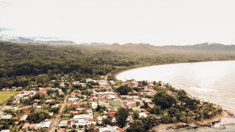 vista de una ciudad costera de costa rica