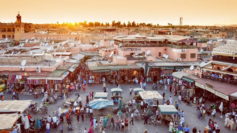 una fotografía de un ajetreado mercado urbano al atardecer