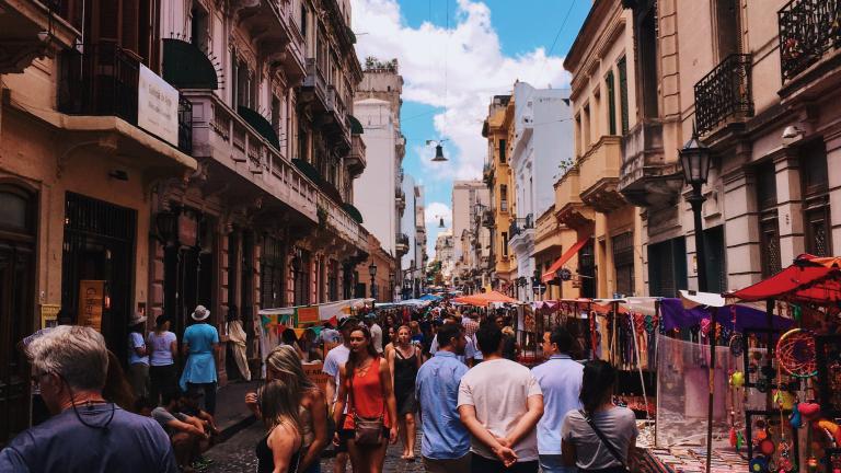 una bulliciosa escena callejera en buenos aires