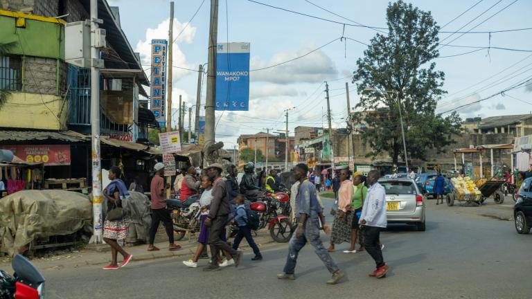 una concurrida calle de nairobi