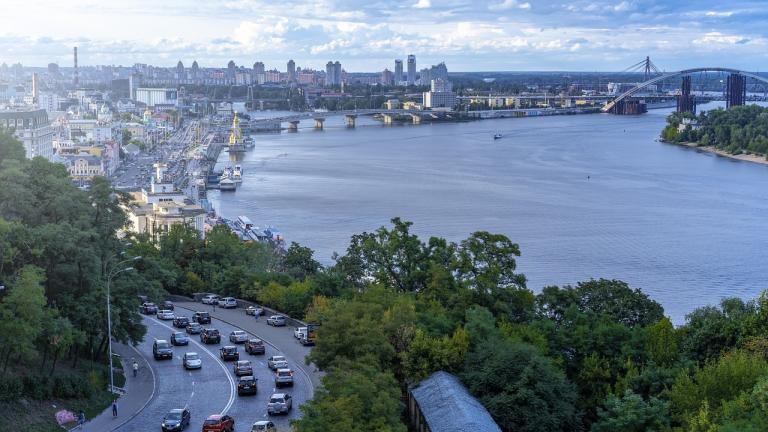 una vista de una ciudad costera llena de naturaleza