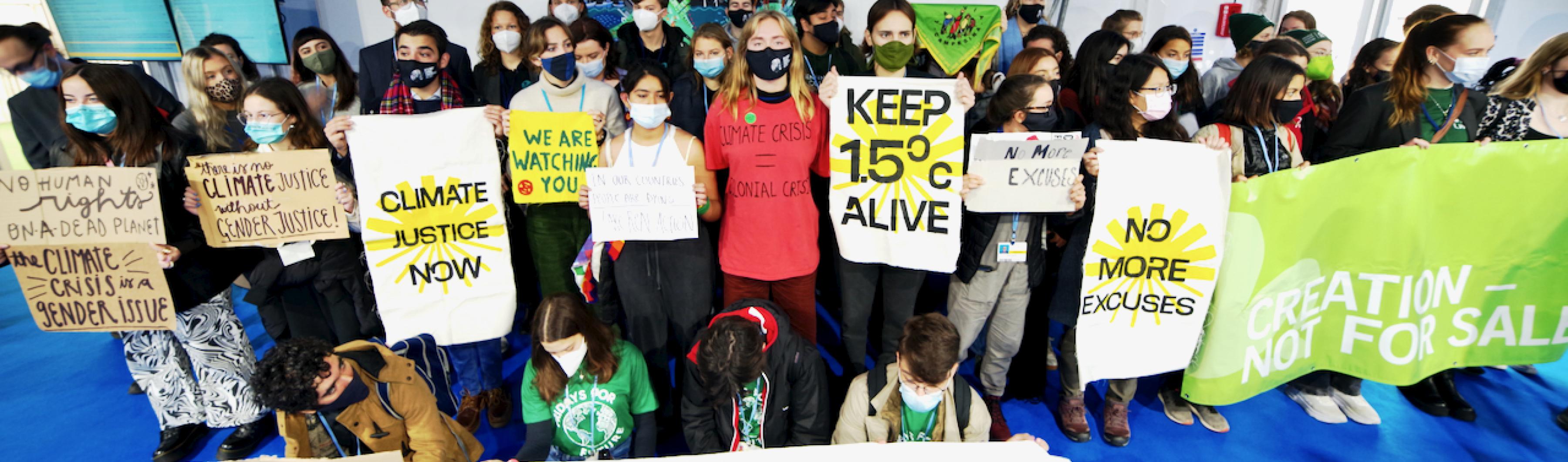 Jóvenes huelguistas en la COP26 en Glasgow. Richard Dixon / Amigos de la Tierra Escocia