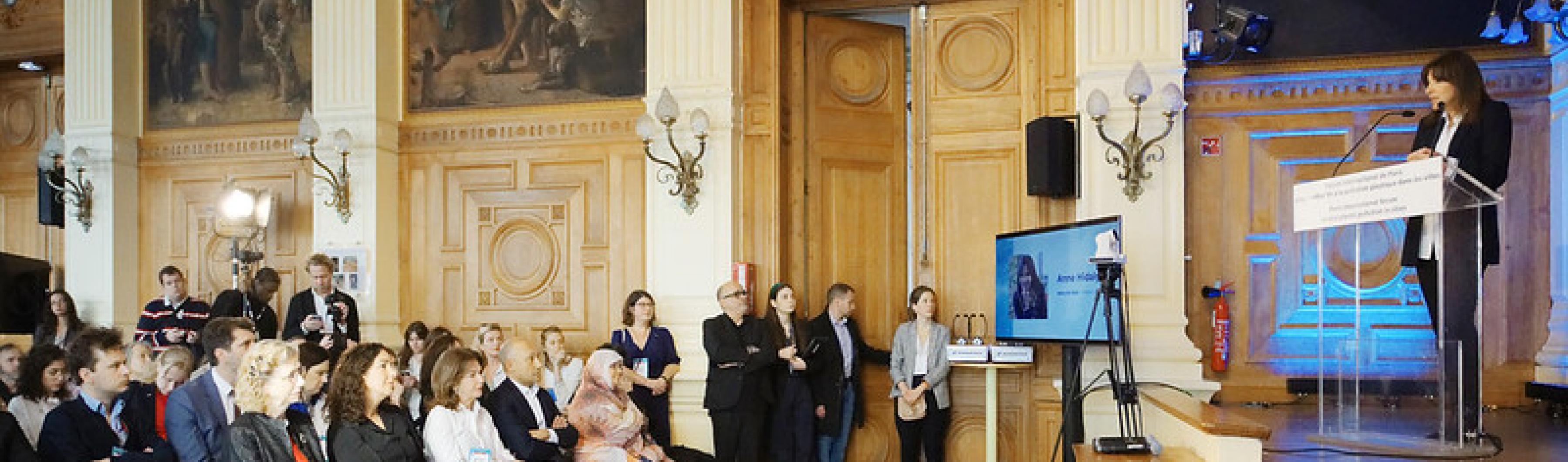 La alcaldesa de París, Anne Hidalgo, se dirige a los asistentes al Foro Internacional de París para acabar con la contaminación por plásticos en las ciudades