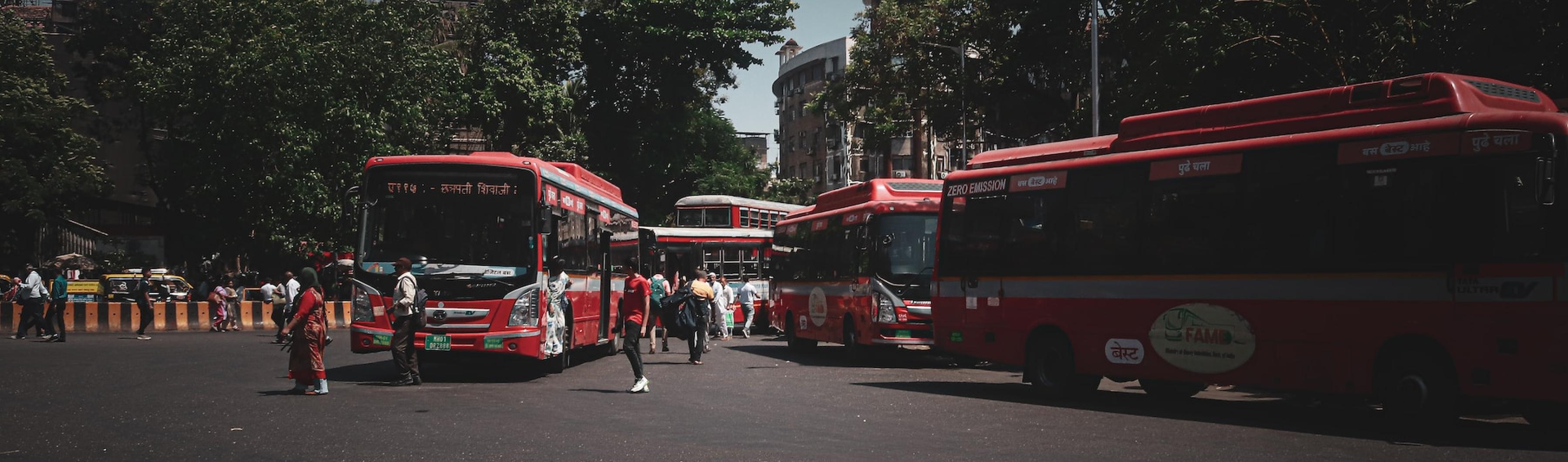 Una imagen de autobuses eléctricos en Bombay.