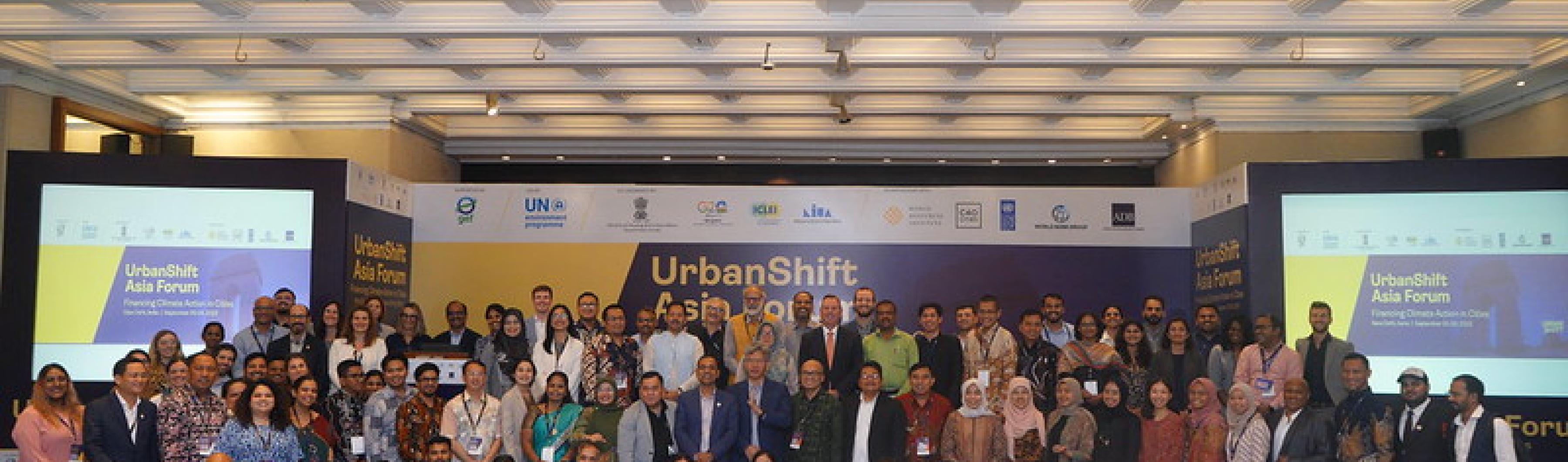Los participantes en el Foro UrbanShift Asia se reúnen para una foto de grupo