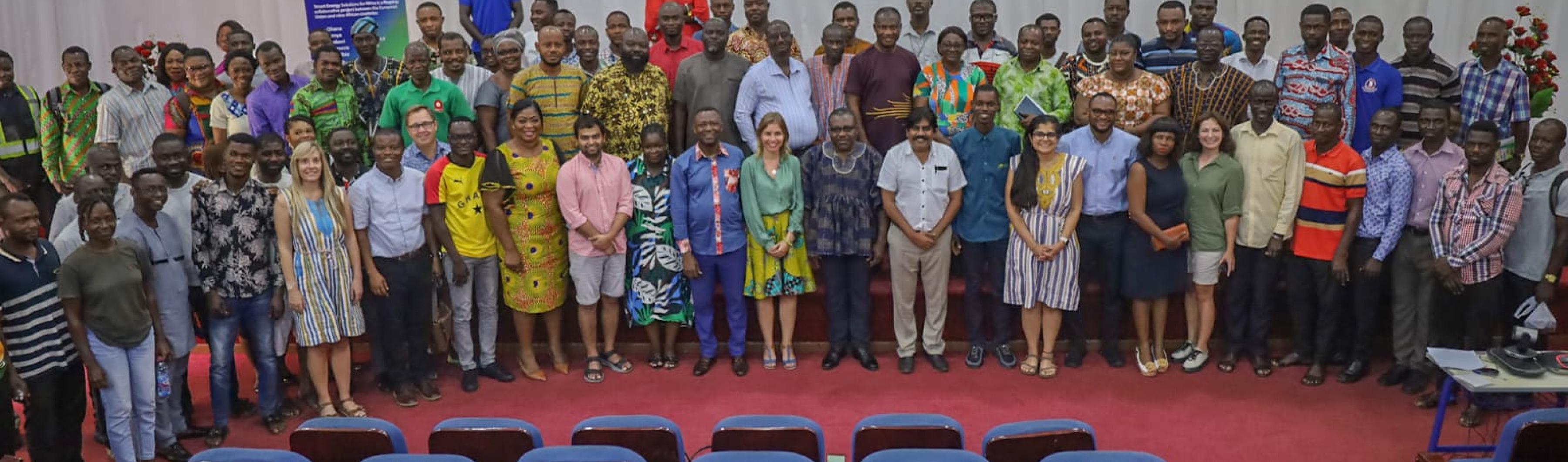 una foto de grupo de los participantes en el intercambio entre iguales en Ghana