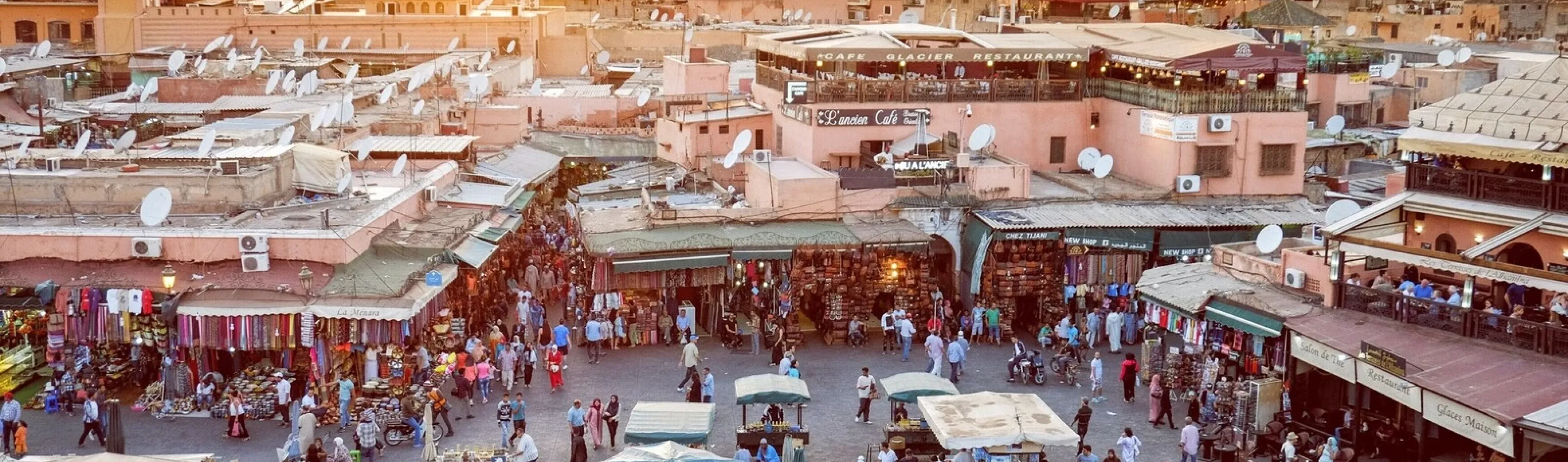 una fotografía de un ajetreado mercado urbano al atardecer