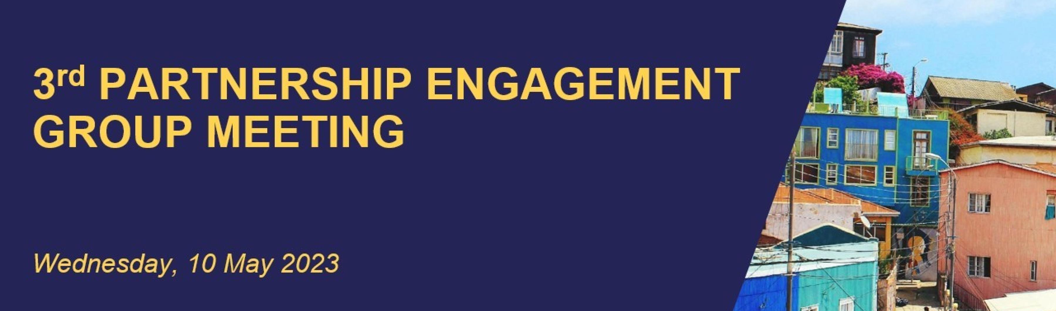 una diapositiva con el texto 3rd partnership engagement group meeting sobre fondo azul marino; a la derecha, una imagen de edificios de colores vivos
