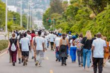 gente caminando por una calle sin coches en kigali