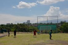 una vista de niños jugando en el restaurado parque de la guapil en costa rica