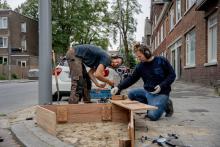 gente construyendo una jardinera en carnisse